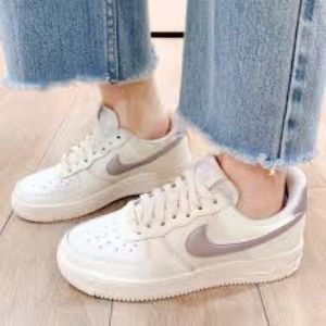 Nike Air Force 1 sneakers women size 8 purple white tail